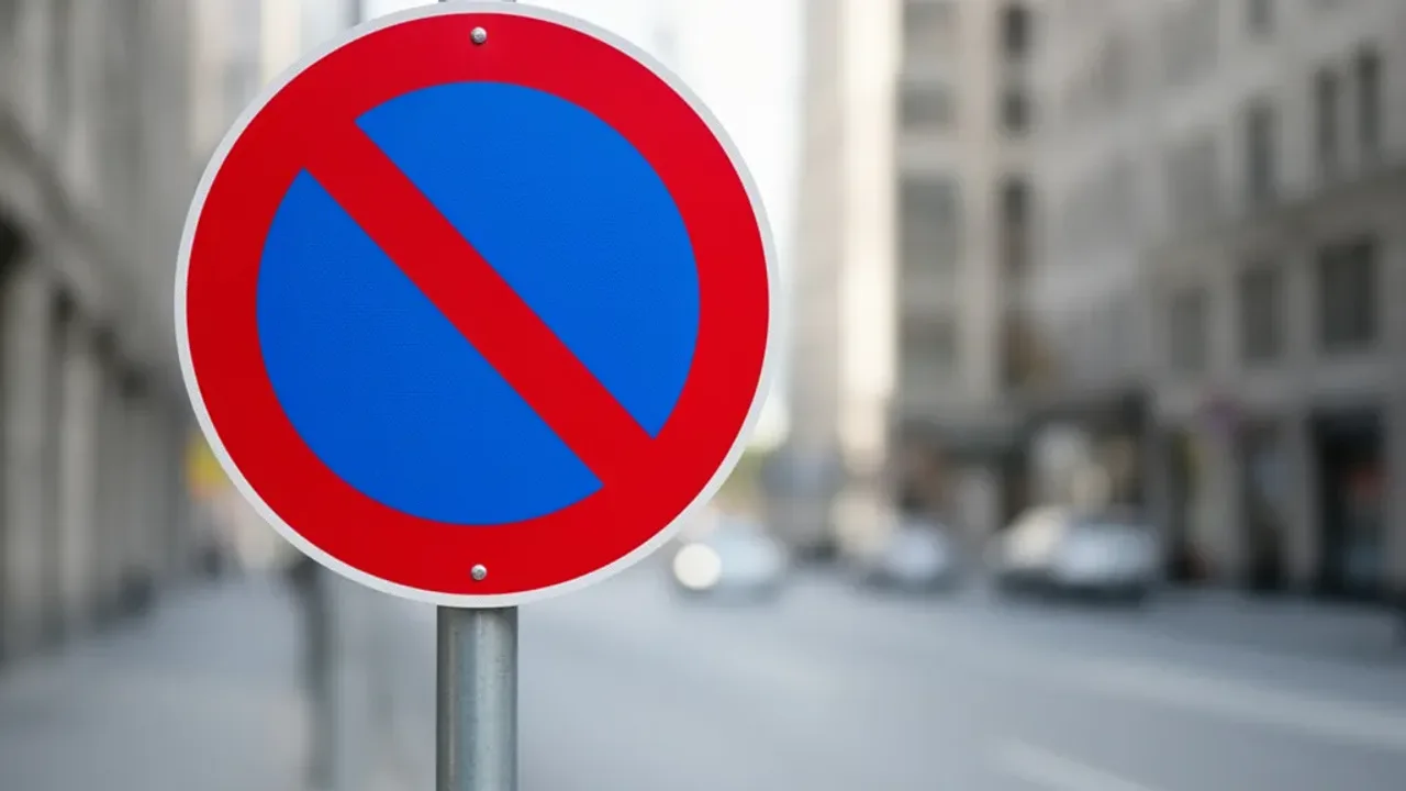 Znak B-35: zasady, mandaty i interpretacja tabliczek 2026